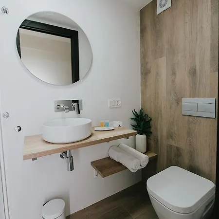 Burgosuites 아파트호텔 *